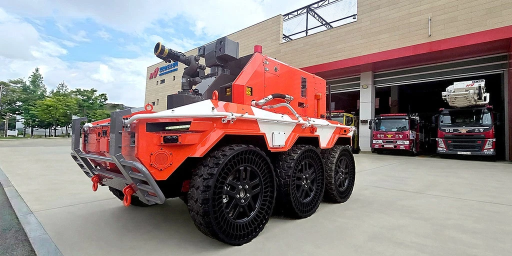 Hyundai's Firefighting Robot Enters Burning Buildings First