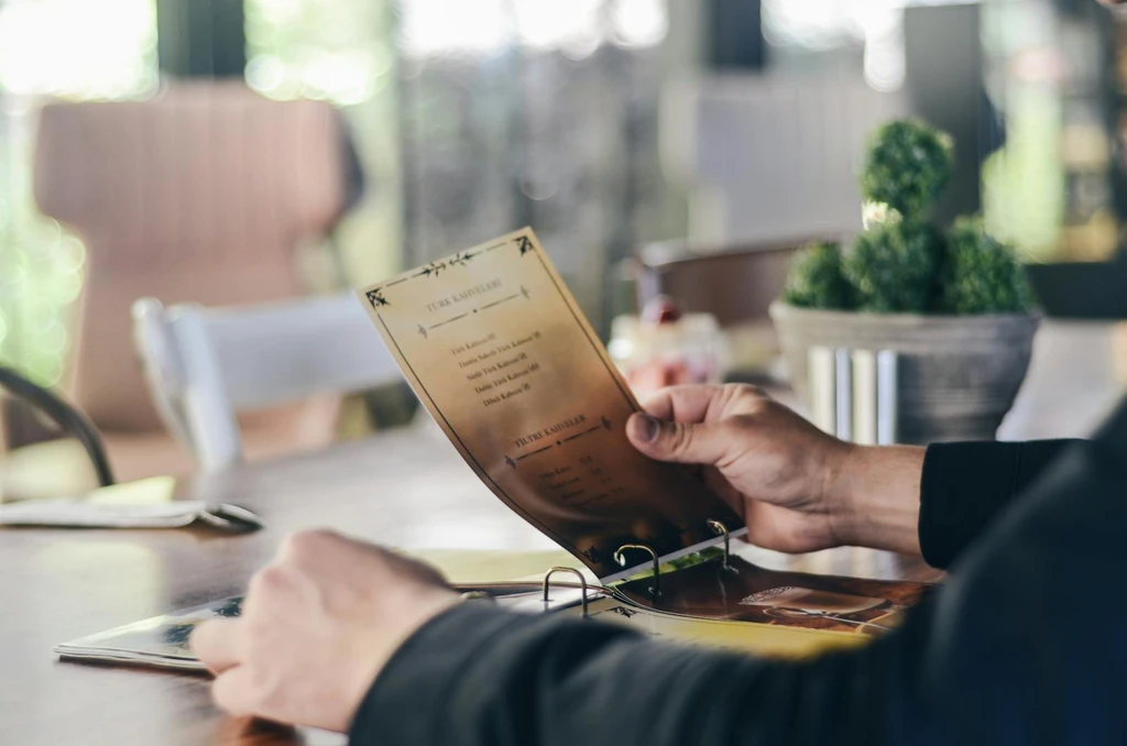 6 Calculations Lower Middle Class Individuals Make Before Dining Out