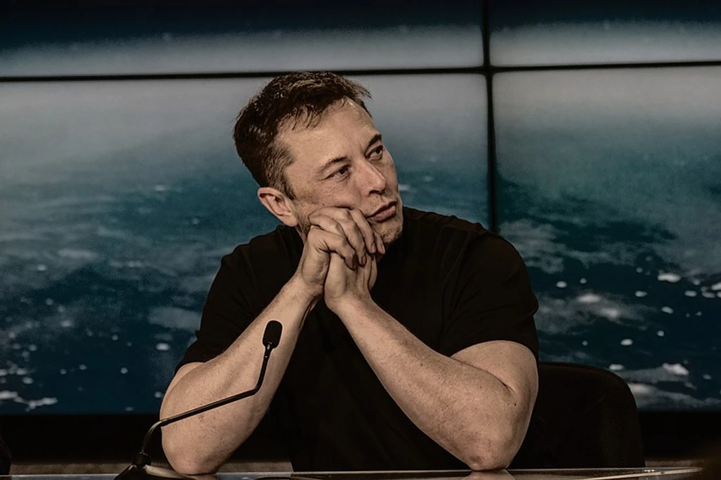 Musk Denies Report SpaceX Showed AI Device Prototype to Investors