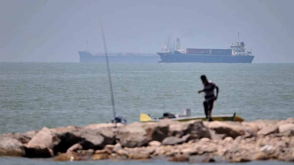 Shipping Industry Cautious on Strait of Hormuz Reopening Despite US-Iran Deal