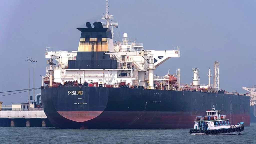 Ships Navigate Strait of Hormuz Amid Rising Risks and Costs
