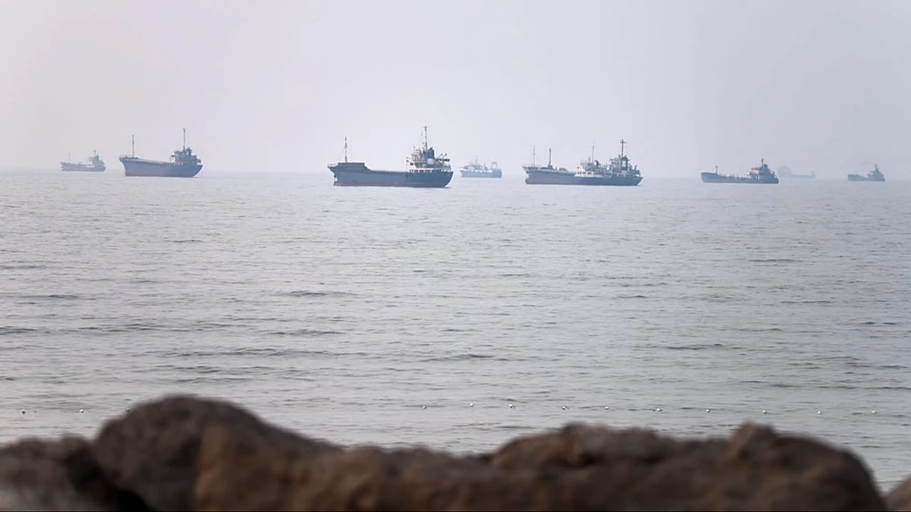 Tanker Hit in Hormuz as US Launches Tenth Night of Strikes on Iran