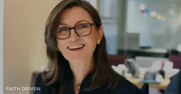 Ark Invest Rebalances Crypto Exposure: Buys Coinbase Dip, Sells Robinhood Strength