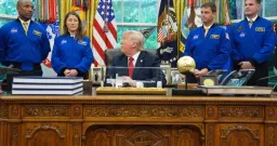 Trump Hosts Artemis II Astronauts, Praises Canadian Hansen at White House