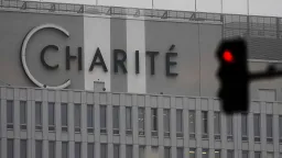 US Doctor with Ebola Airlifted to Berlin's Charité Hospital
