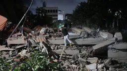 Twin 7.2 and 7.5 Earthquakes Strike Venezuela, Shut Airport and Trap Residents