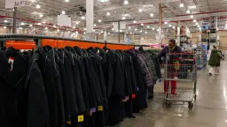 US Economy Cools in Q4 Amid Shutdown, Spending Slowdown