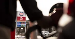 Iran War Drives Surge in Gas Prices Ahead of Long Weekend