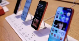 Global Smartphone Market Poised for Record 14% Plunge in 2026