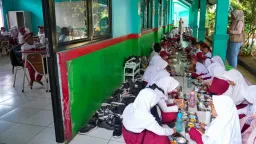 Free Meal Program Sickens 200 Students in Surabaya