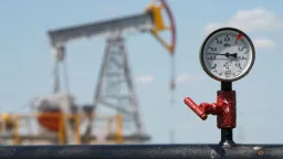 Iran Conflict Sends US Crude Surging Over $10, Experts Warn of $150 Oil