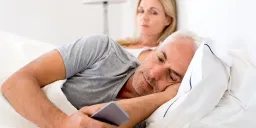 Sleep Expert: 90% of Americans Use Phones in Bed, Destroying Sleep