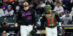 Mets' Holmes Breaks Leg on 111 mph Combacker, Stays in Game