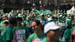 Mexico Sets World Record for Largest Soccer Class