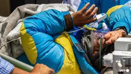 Nepali Sherpa Found Alive After 6 Days on Everest