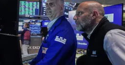 Oil Surges on Iran War, US Stocks Mixed as AI and Earnings Take Focus