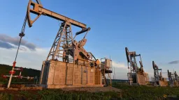 Oil Prices Dip Amid Extended US-Iran Nuclear Talks