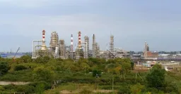Russian Crude Output Hits One-Year Low as Ukrainian Strikes Cripple Refineries