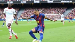 Raphinha Hat-Trick Powers Barcelona Past Sevilla to Maintain LaLiga Lead