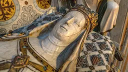 Remains of Medieval Queen Elisenda Found With Stab Wounds in Barcelona