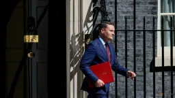 UK Health Secretary Resigns, Urges Leadership Challenge to Oust Starmer