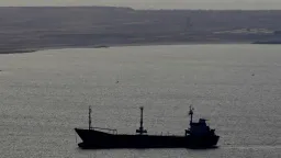 Trump's Shipping Security Plan Fails to Sway Insurance Markets Amid Hormuz Tensions