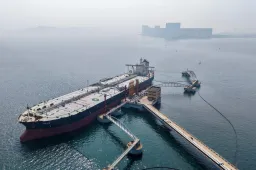 Trump’s Oil Waiver Risks Bolstering Iran’s Financial Power