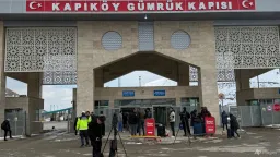 Iranians Flee War at Turkey’s Kapikoy Border Crossing