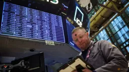 Market Wavering: Mixed Data, Geopolitical Fears Shift Investor Sentiment