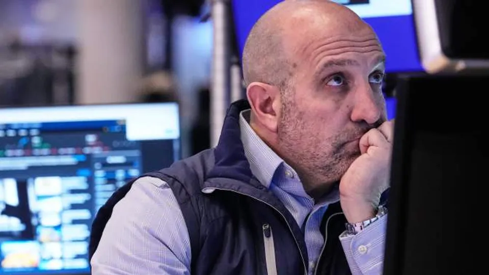US Markets Dip on Slower Growth, Higher Inflation; Tariffs Loom