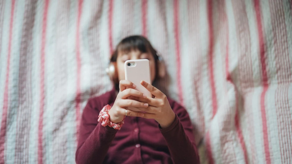 Social media use linked to declining youth happiness, study finds