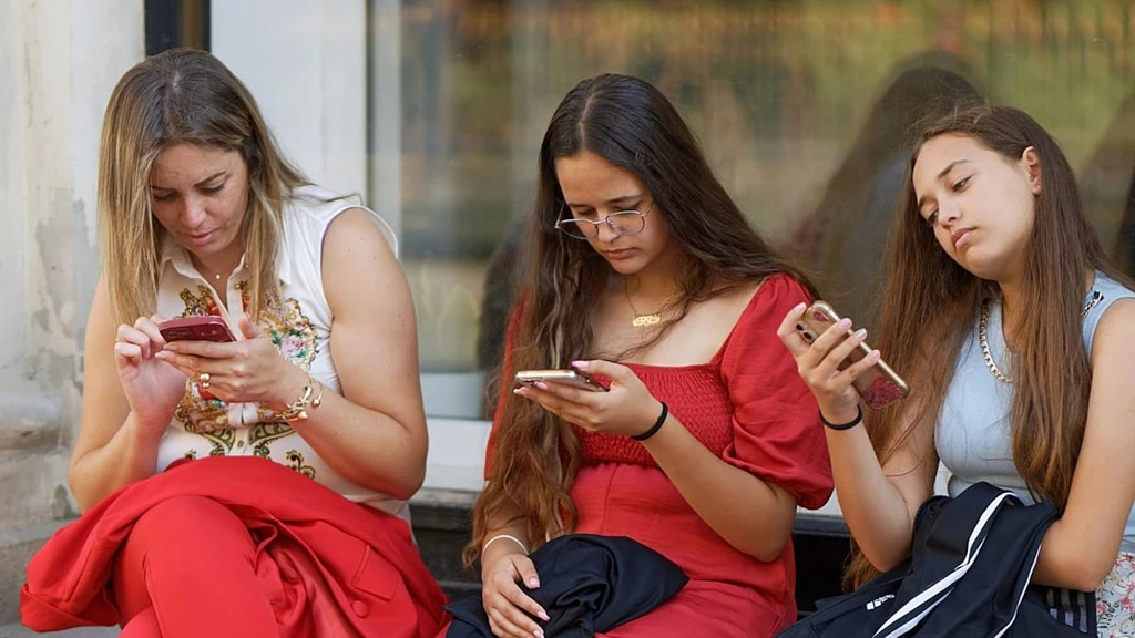 European Debate on Social Media Bans for Minors: Balancing Protection and Digital Literacy