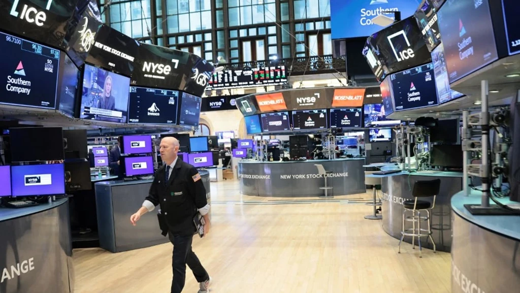 Wall Street Hits Fresh Records on Earnings, Oil Drops on Ceasefire Hope