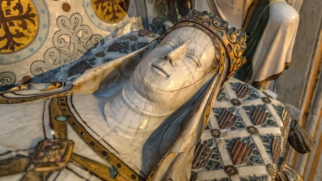 Remains of Medieval Queen Elisenda Found With Stab Wounds in Barcelona