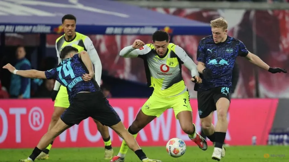 Dortmund Snatch Late Draw at Leipzig, Trail Bayern by Eight