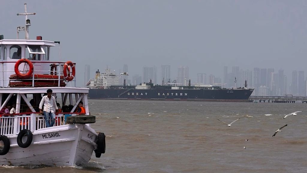 Strait of Hormuz Reopening: Shipping Giants Seek Clarity Amid Ceasefire