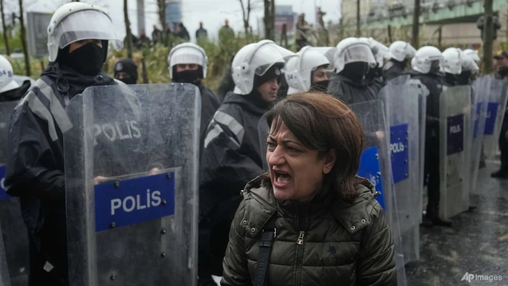 Turkish Police Arrest Over 500 at Istanbul May Day Protests