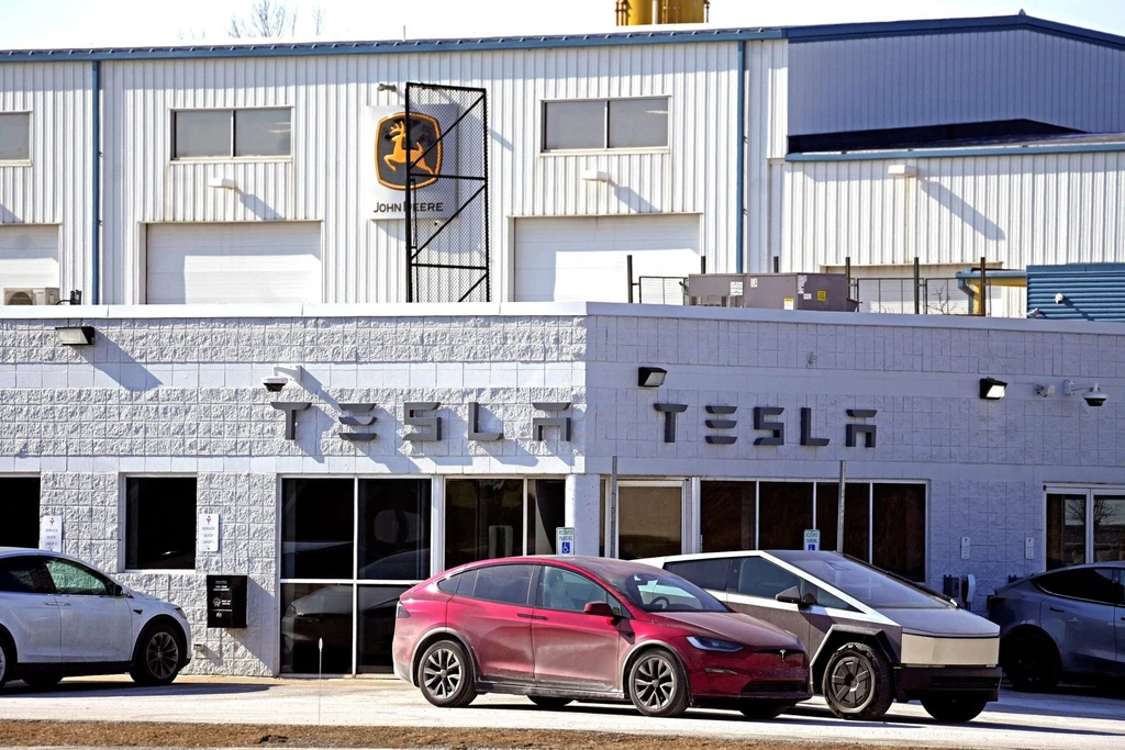 Tesla Aims for Nationwide Robotaxi Rollout by Year-End
