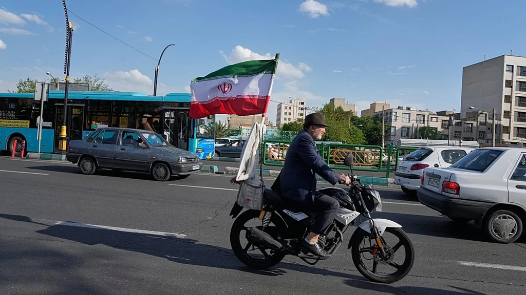 Iranian Rial Crashes as Trump Vows to Maintain Naval Blockade