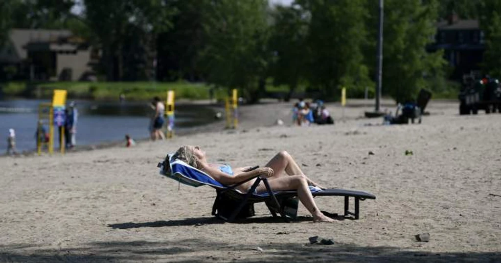 ‘Tanmaxxing’ Trend Raises Alarm as Young Adults Risk Skin Cancer for a Tan