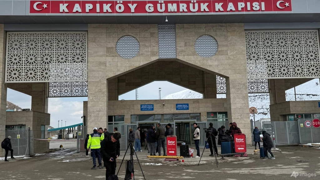 Iranians Flee War at Turkey’s Kapikoy Border Crossing