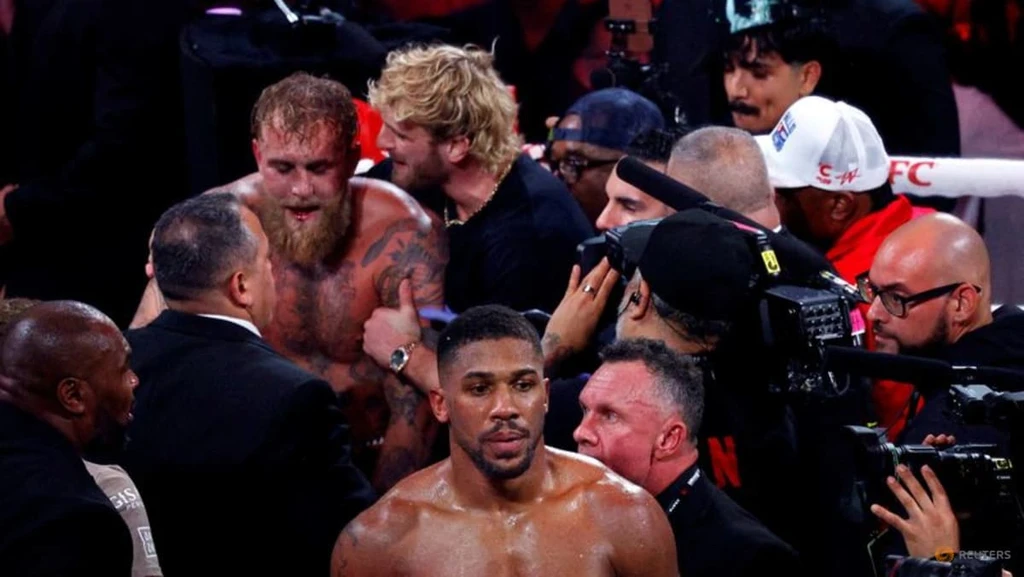 Usyk Backs Joshua to Beat Fury, Aids Title Preparation
