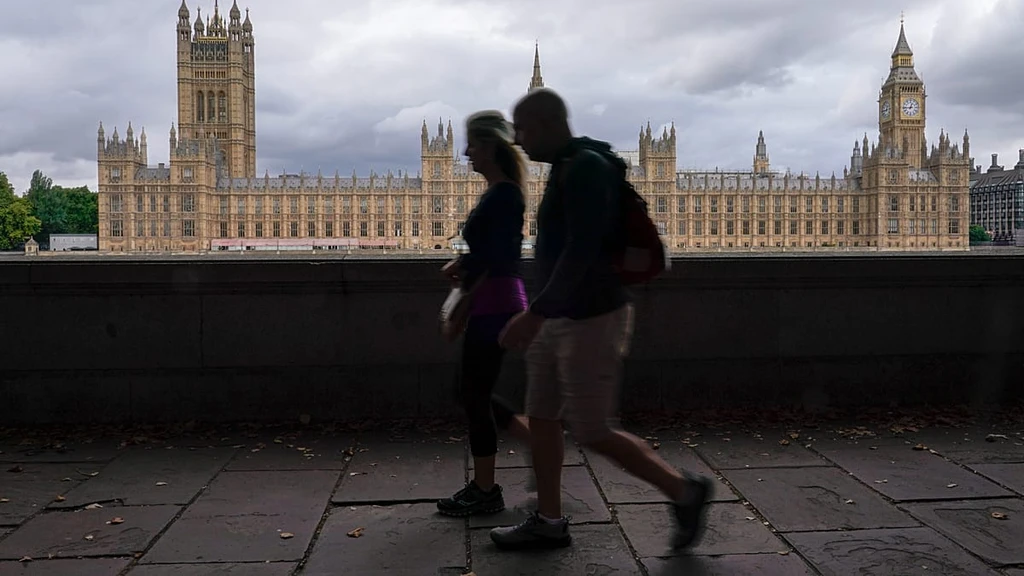 UK 30-Year Bond Yields Hit Highest Since 1998 as Political Turmoil Deepens