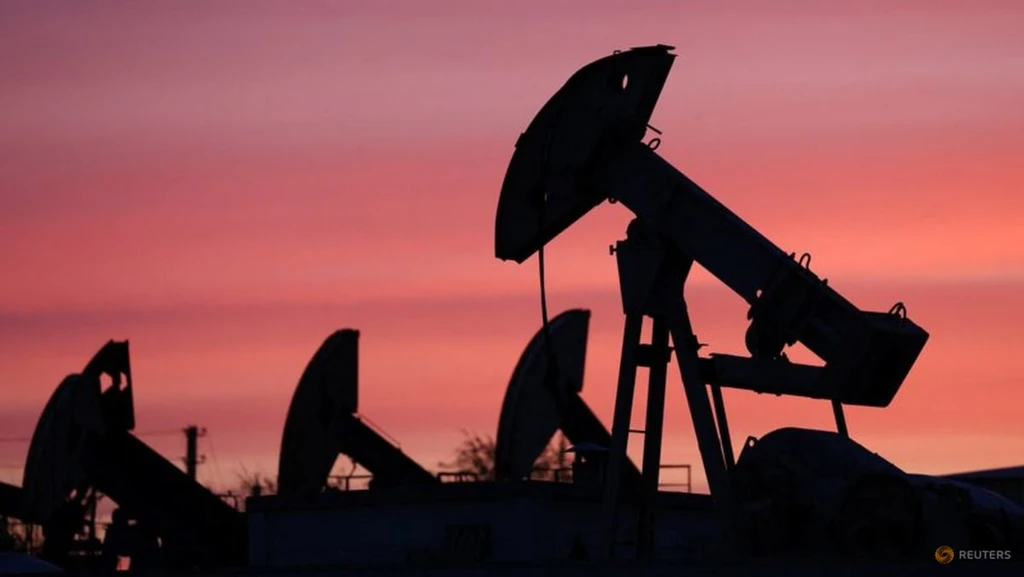 US Crude Falls Over 1% as Traders Assess Strait of Hormuz Risks
