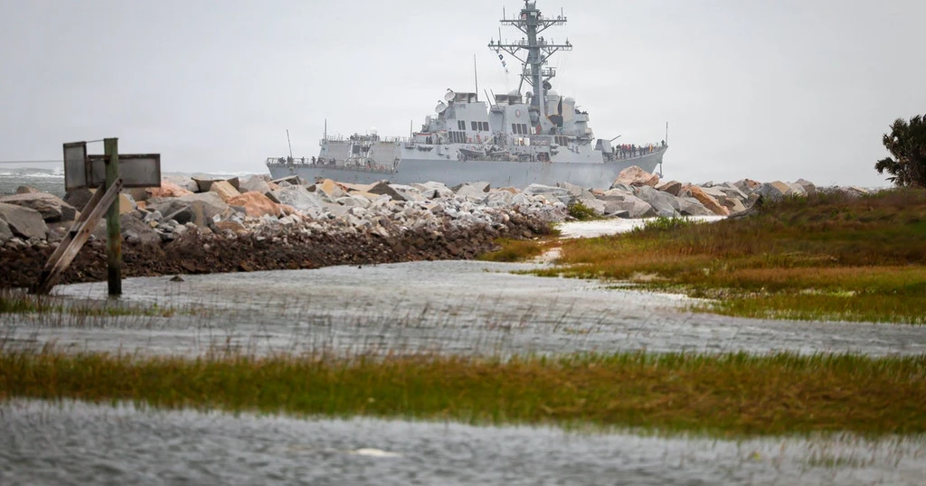 U.S. Destroyers Face Intensified Iranian Attacks in Strait of Hormuz