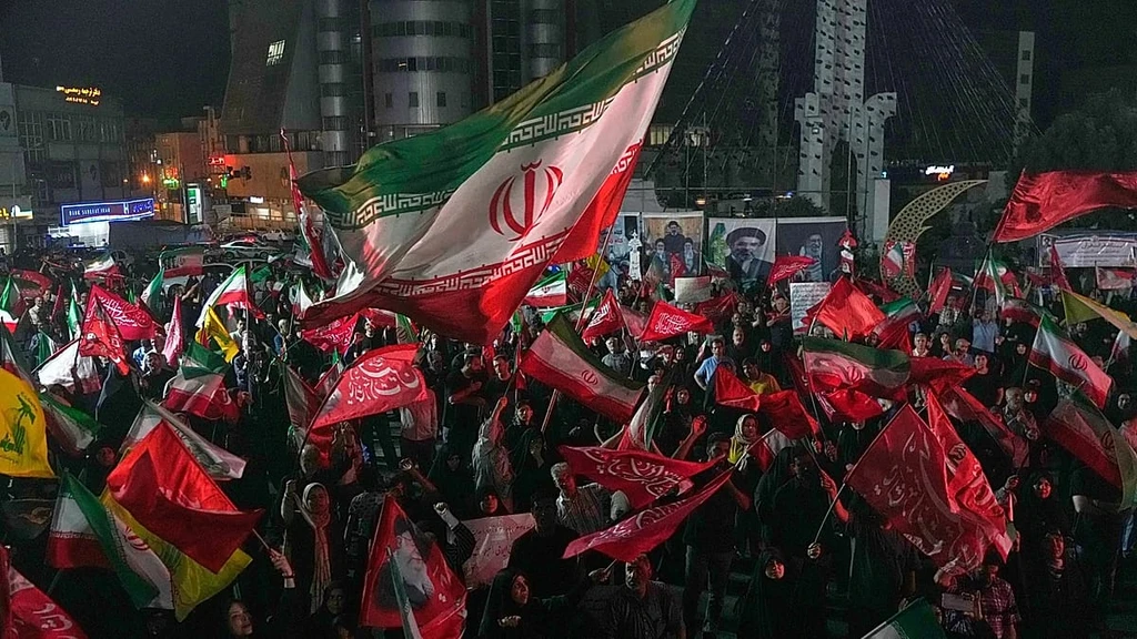 US Strikes Iran for Seventh Consecutive Night; Iran Retaliates on Regional Bases