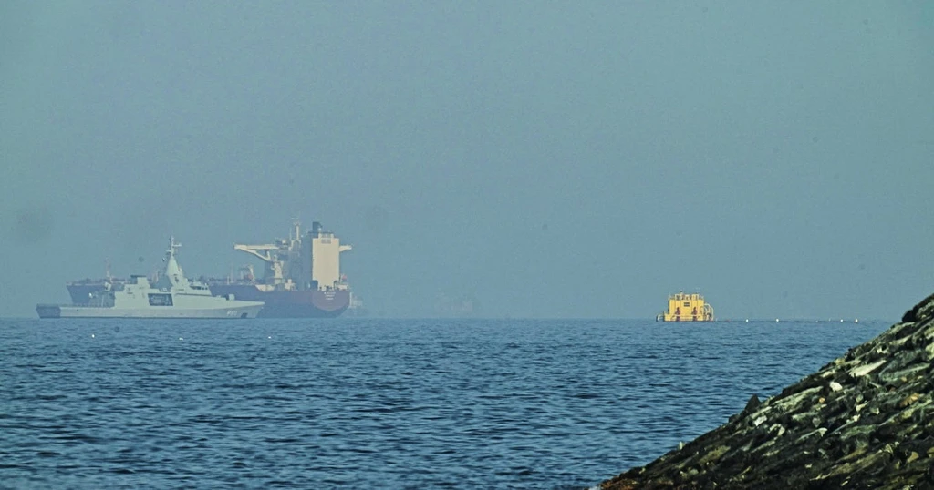 U.S. Destroyers Cross Strait of Hormuz After Repelling Iranian Barrage
