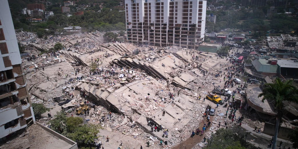 Venezuela Earthquake Death Toll Soars to 920 as U.S. Rescuers Race to Save Survivors