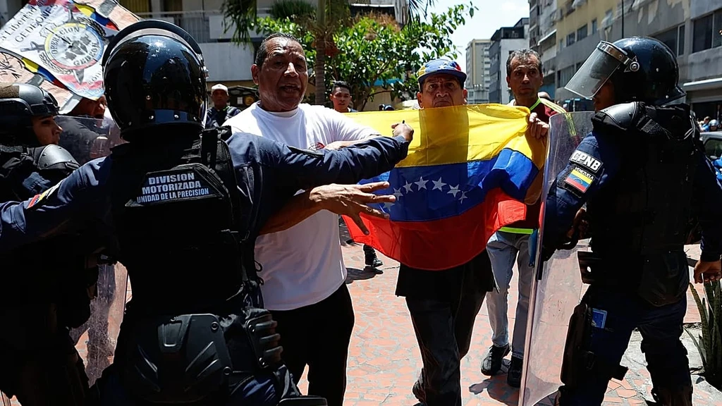 Venezuela Police Use Tear Gas on Protesters Demanding Higher Pay