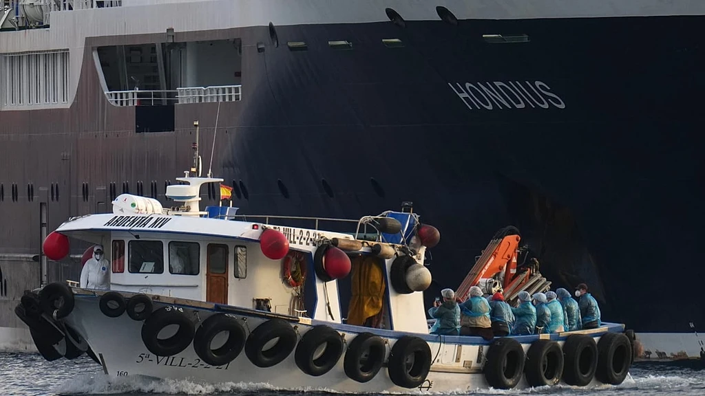 Hantavirus-Hit Cruise Ship Forced to Dock in Canary Islands as Storm Hits Evacuation